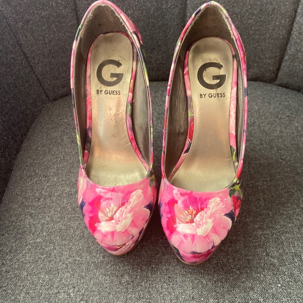 G by Guess Floral 🌸 Pattern on Pink Shiny Heels Size 5